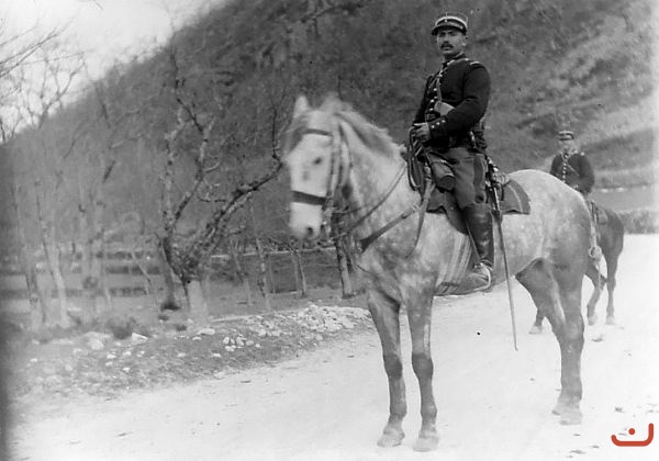 Gendarmes à cheval arrivant au Pont Peyrou Eschalier vers 1905_1